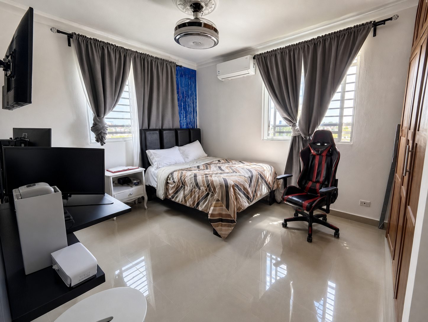 Tercera habitación con dos ventanas, cama y clóset de madera