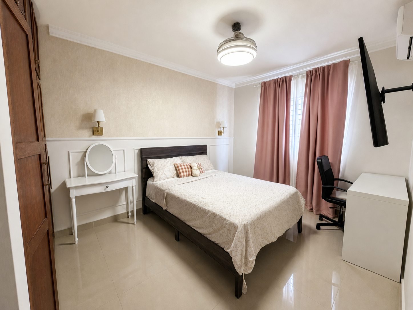 Segunda habitación con cama, escritorio, clóset de madera y aire acondicionado