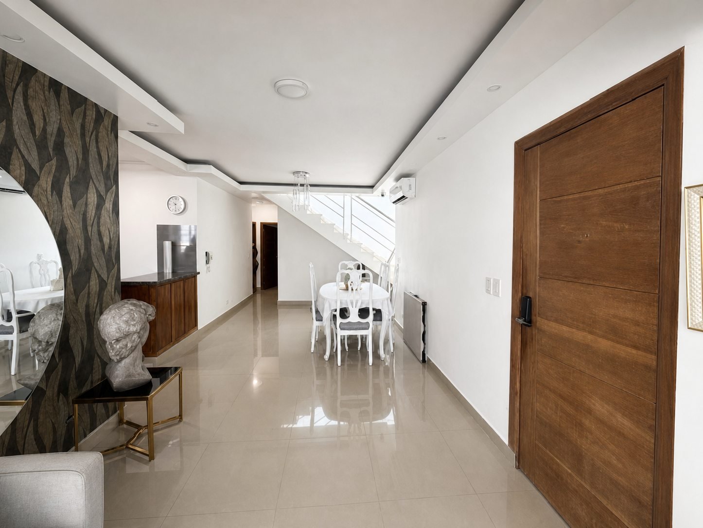 Comedor del apartamento con acceso hacia la cocina y escalera interior