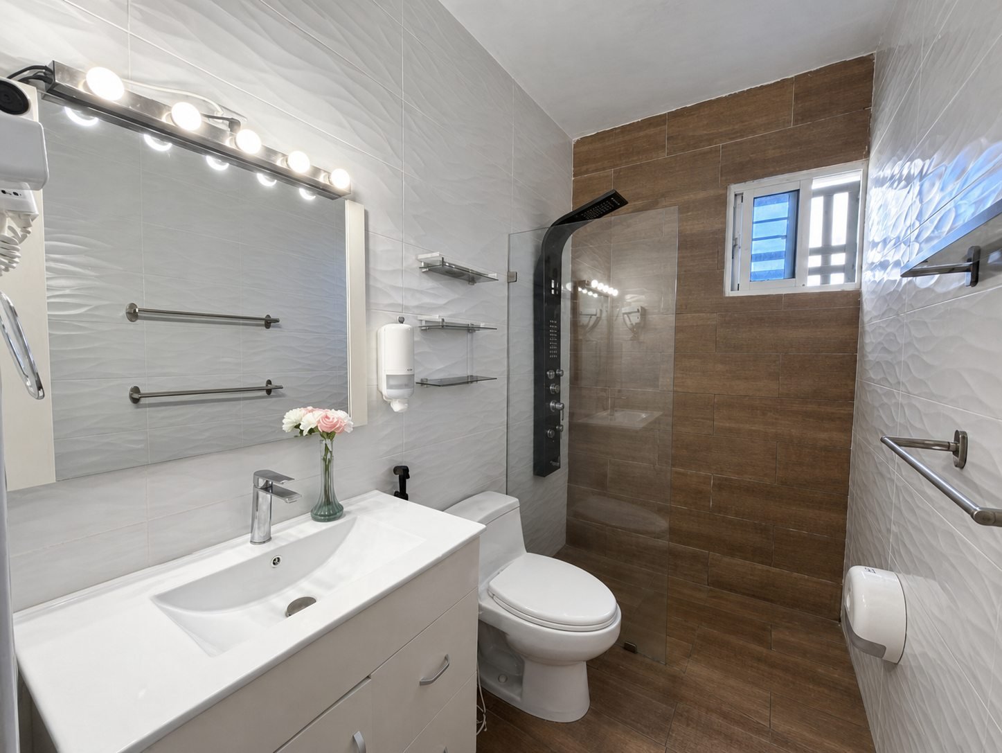 Baño principal con mueble de lavabo y ducha con mampara de vidrio