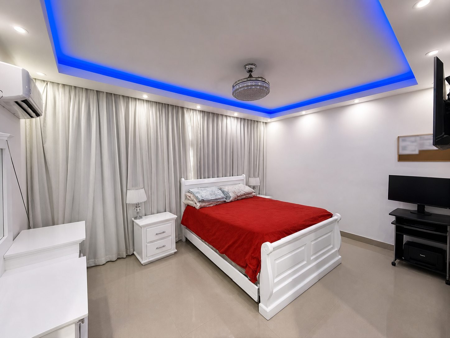 Habitación principal con cama, ventanales y aire acondicionado instalado
