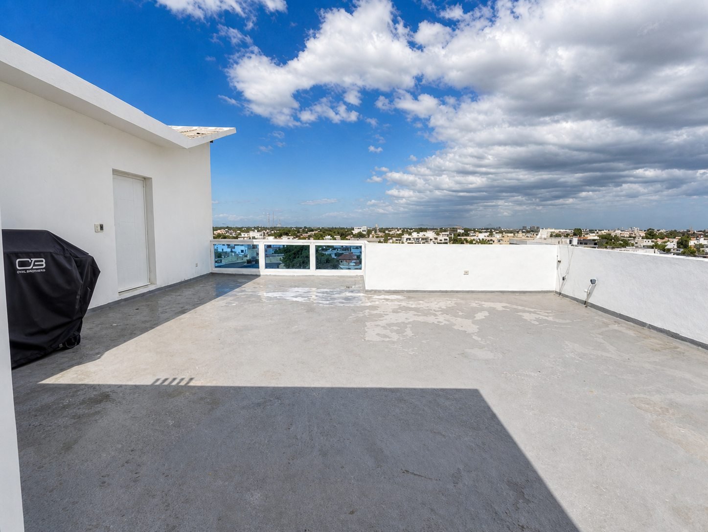 Amplia azotea privada despejada con vistas abiertas de Santo Domingo Este