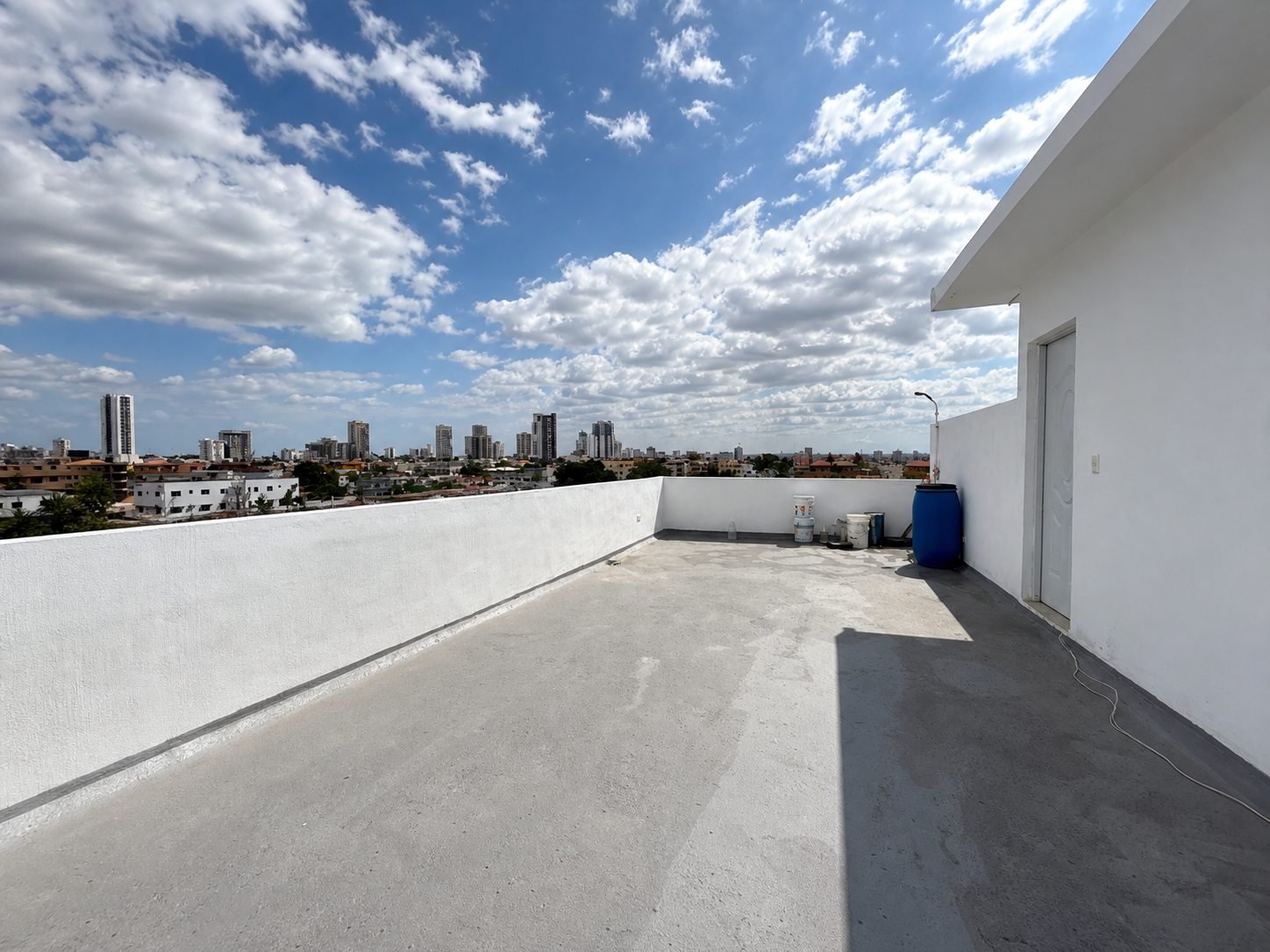 Vista panorámica del perfil urbano desde la azotea privada
